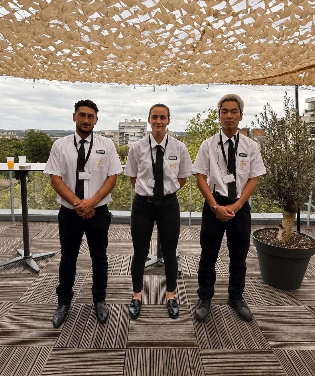 Équipe de trois agents de sécurité sur une terrasse événementielle