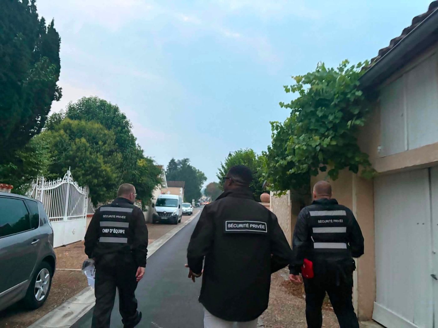 Chef d'équipe et agents de sécurité privée en patrouille dans un quartier résidentiel