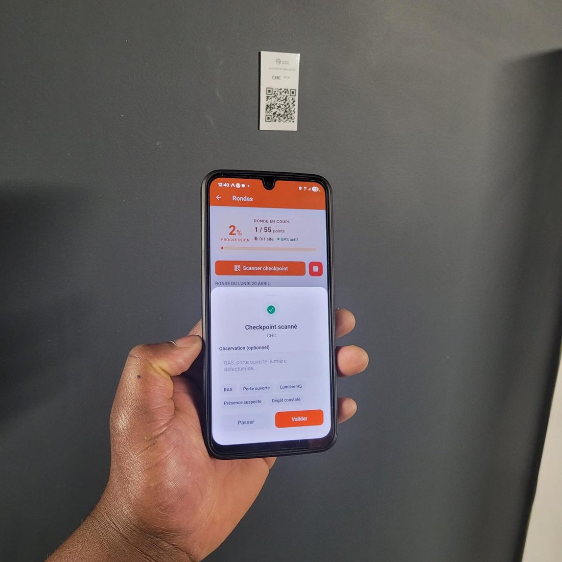 Agent scannant un point de contrôle QR avec l'application BanetteOne pendant sa ronde
