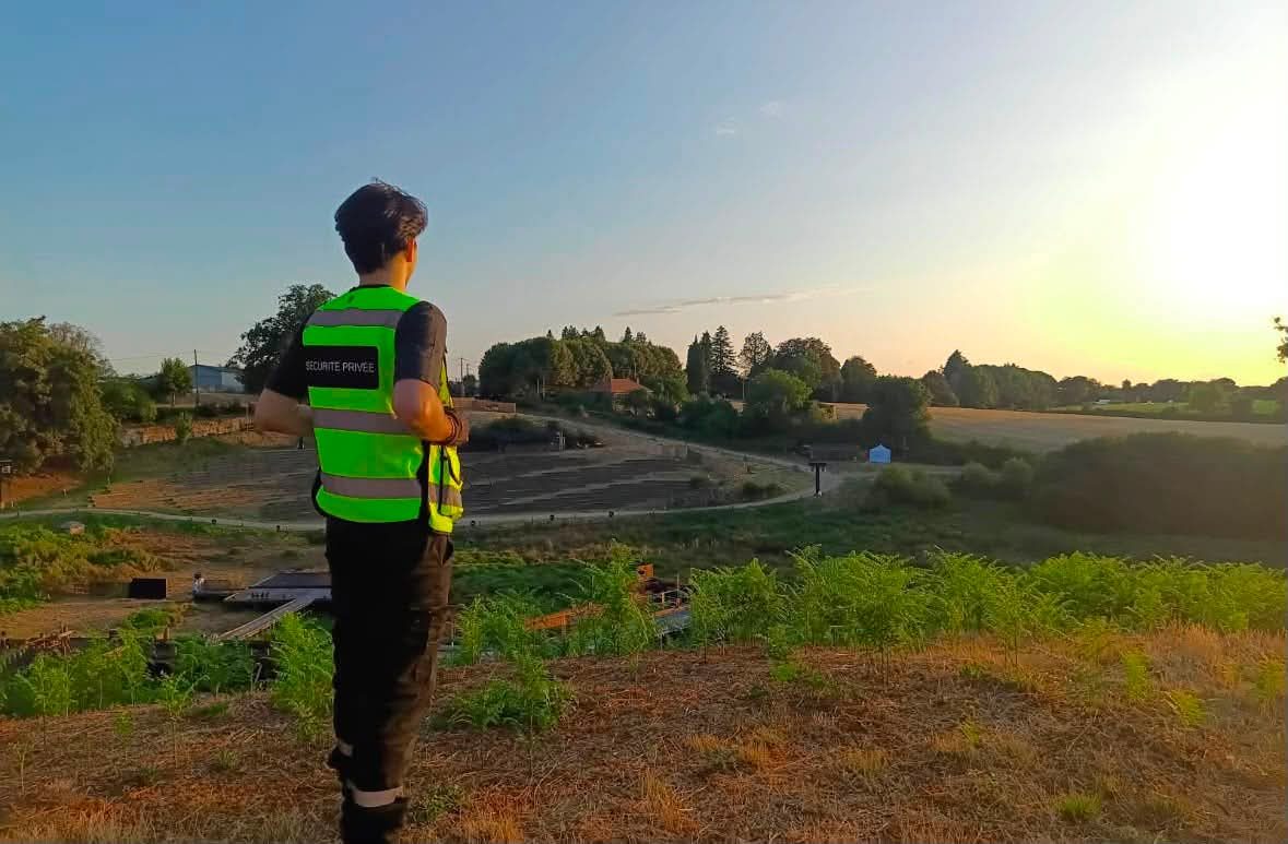 Agent de sécurité surveillant un amphithéâtre de plein air au coucher du soleil